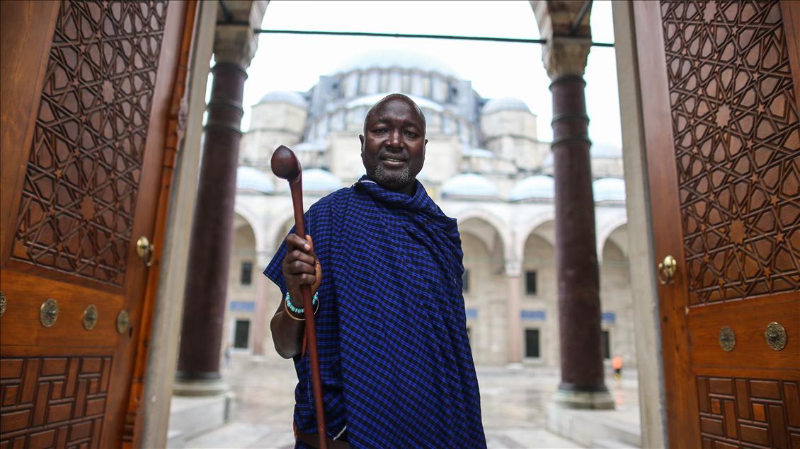 Kabile şefi Kiberenge İslam'ı tanımaya geldi