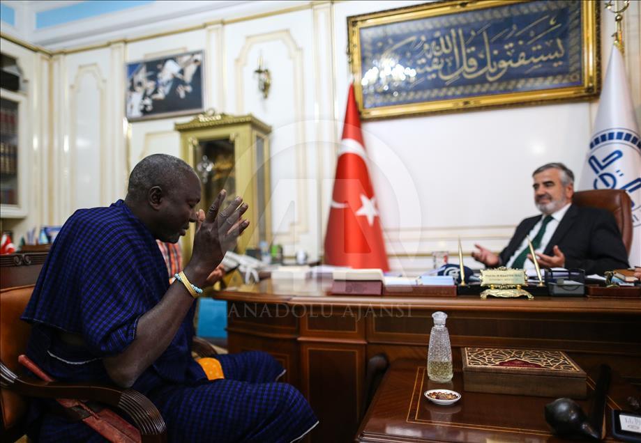 Kabile şefi Kiberenge İslam'ı tanımaya geldi