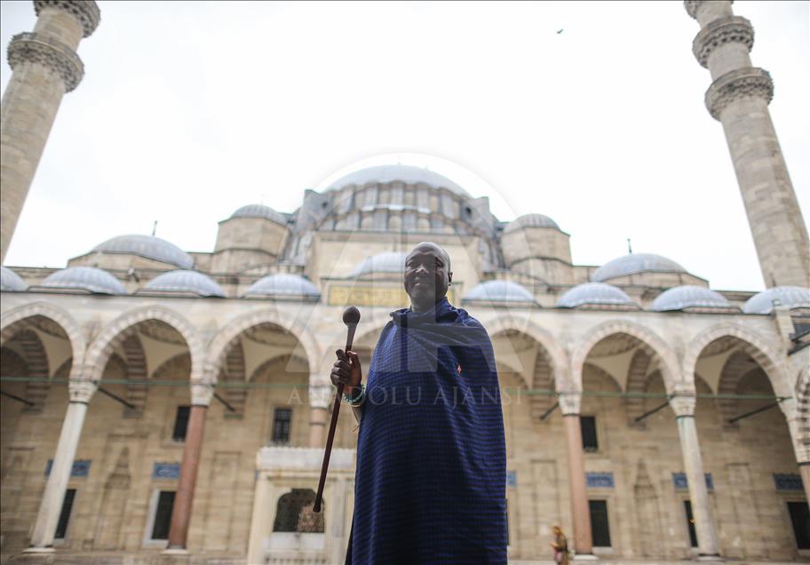 Kabile şefi Kiberenge İslam'ı tanımaya geldi
