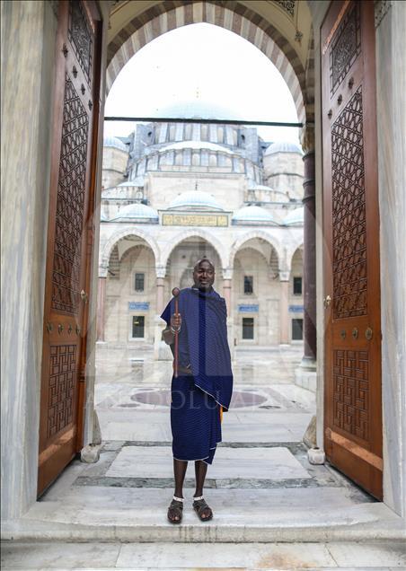 Kabile şefi Kiberenge İslam'ı tanımaya geldi
