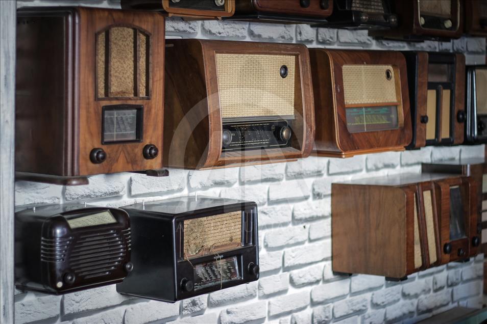 37 yılda 500 radyo topladı