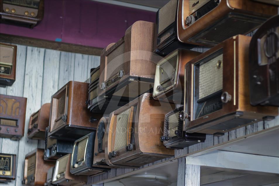 37 yılda 500 radyo topladı