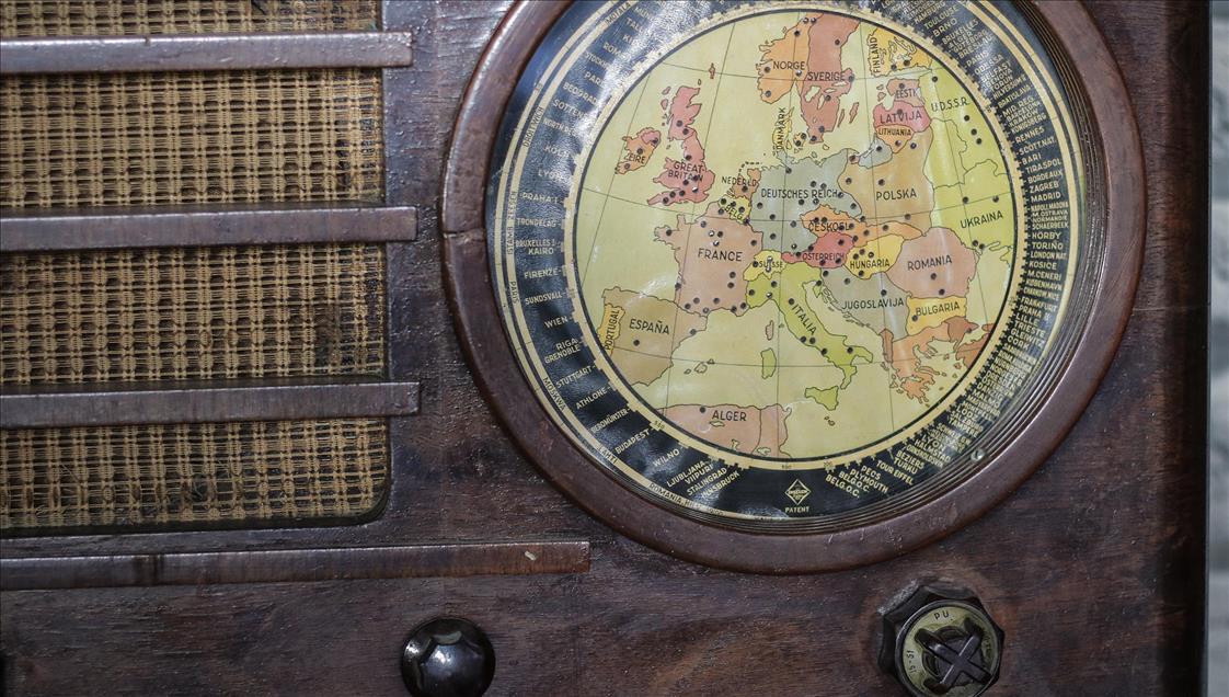 37 yılda 500 radyo topladı