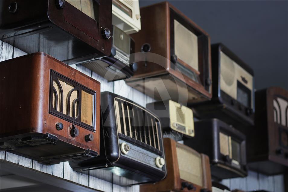 37 yılda 500 radyo topladı
