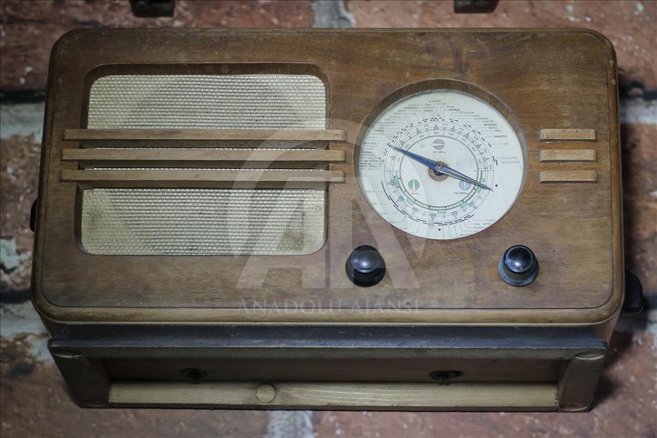 37 yılda 500 radyo topladı