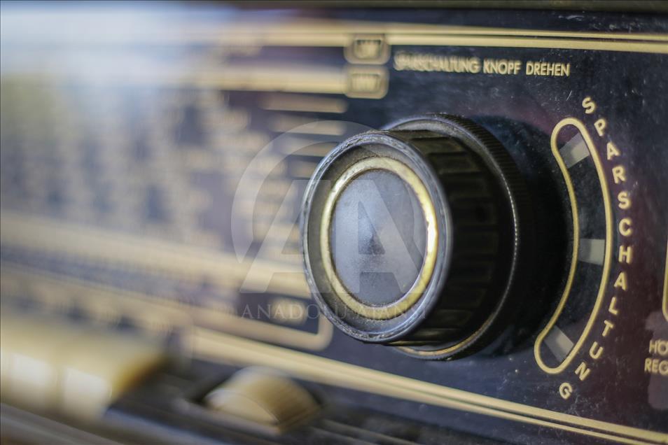 37 yılda 500 radyo topladı