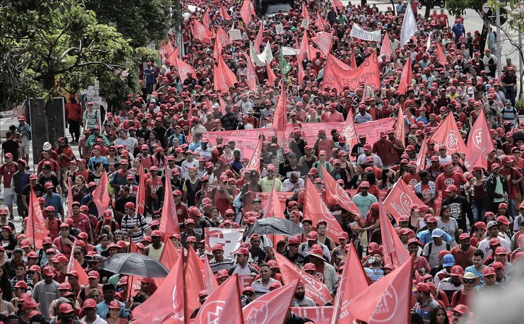 Brezilya'da 'Evsiz İşçiler' sokağa döküldü