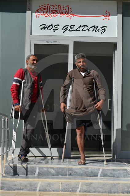 Savaş mağdurlarına "el-ayak" oluyorlar