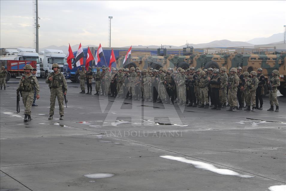 Türk ve Irak askerleri Halil İbrahim Sınır Kapısı'nda