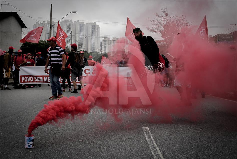 Brezilya'da 'Evsiz İşçiler' sokağa döküldü
