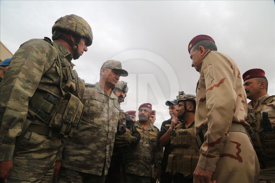 Türk ve Irak askerleri Halil İbrahim Sınır Kapısı'nda