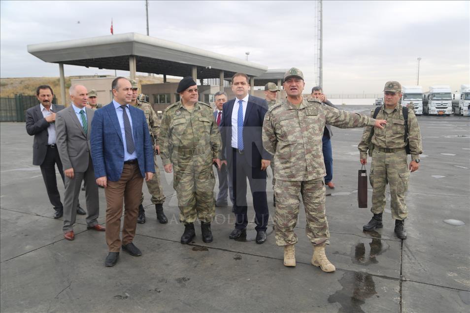 Türk ve Irak askerleri Halil İbrahim Sınır Kapısı'nda