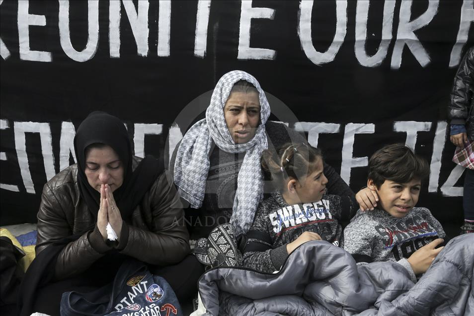 Athènes: Des réfugiés entament une grève de la faim devant le Parlement
