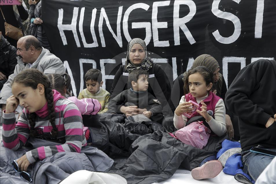Athènes: Des réfugiés entament une grève de la faim devant le Parlement
