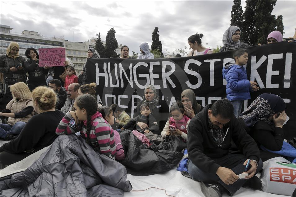 Athènes: Des réfugiés entament une grève de la faim devant le Parlement
