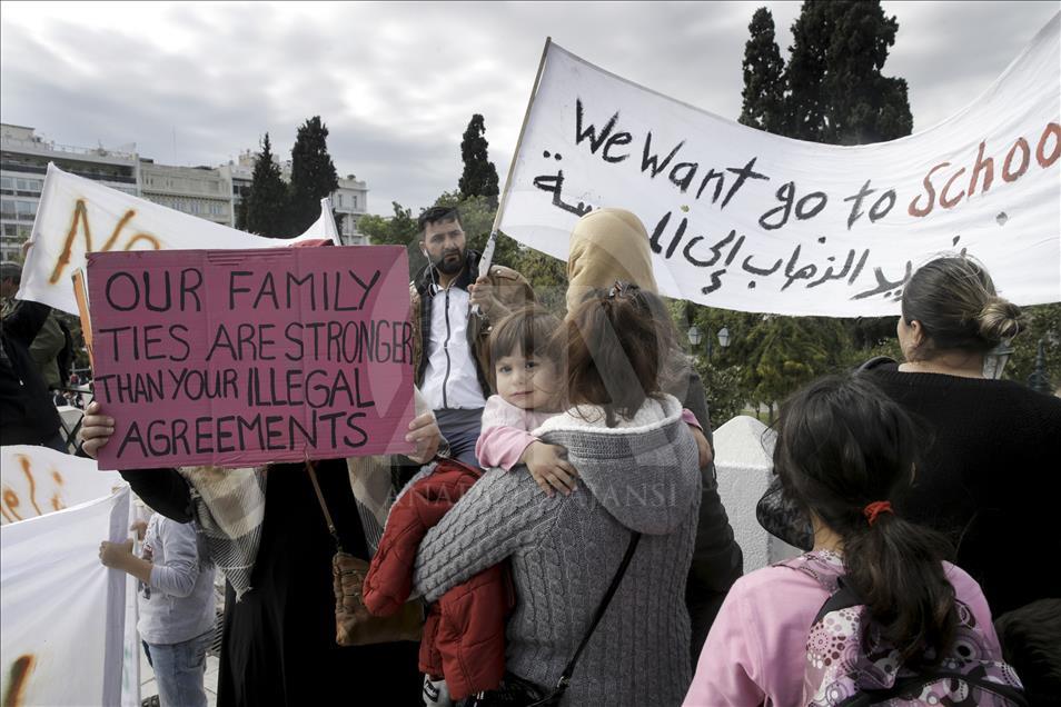 Athènes: Des réfugiés entament une grève de la faim devant le Parlement
