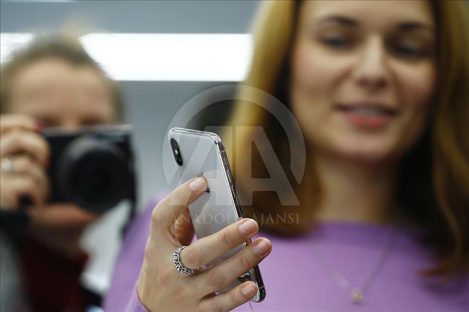 Moskova'da iPhone X satışı başladı