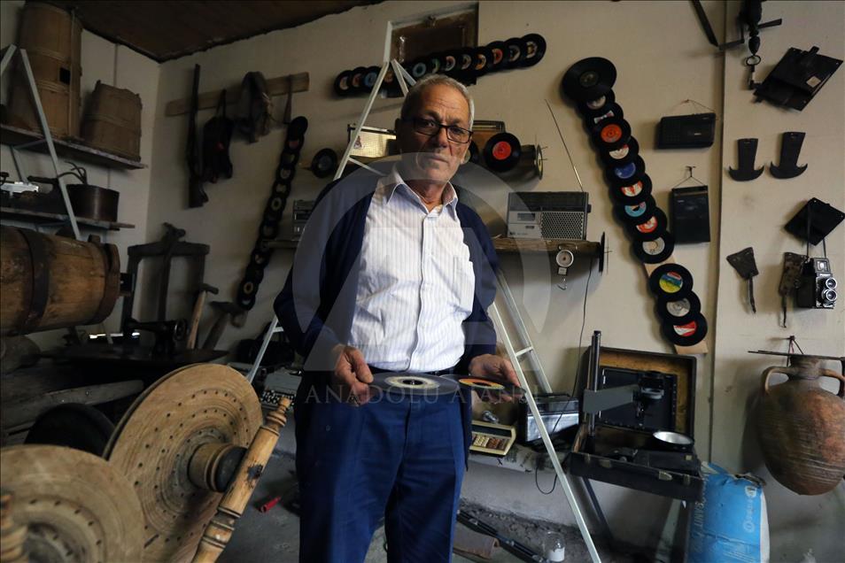 Nostaljik kahvehane müşterileri geçmişe götürüyor