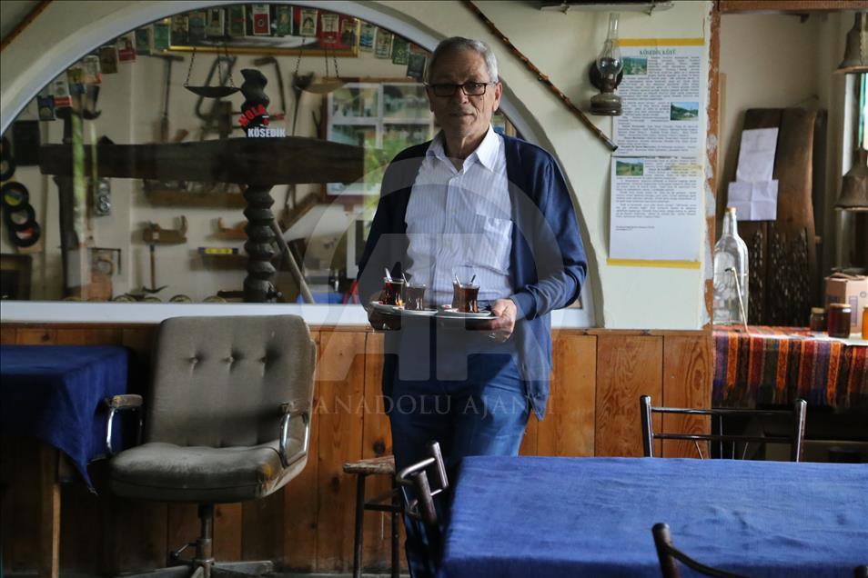 Nostaljik kahvehane müşterileri geçmişe götürüyor