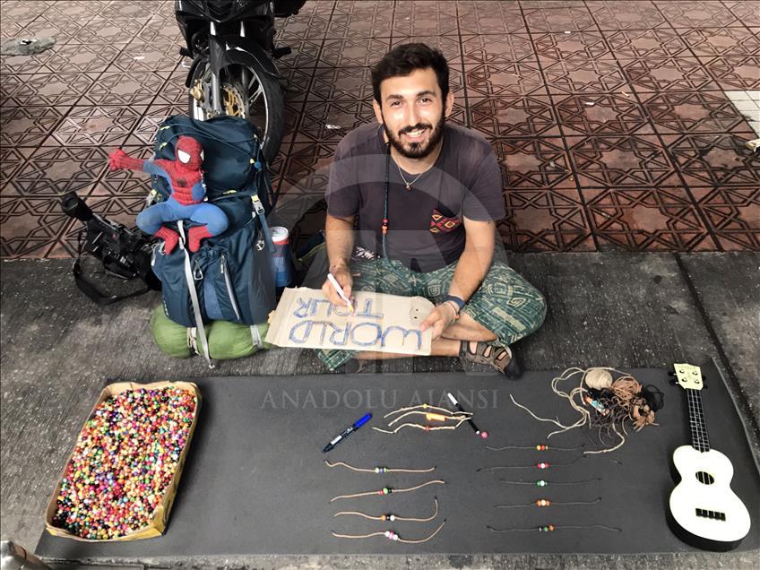 Bileklik satarak dünyayı geziyor