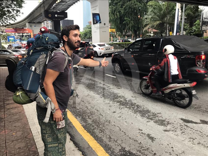 Bileklik satarak dünyayı geziyor