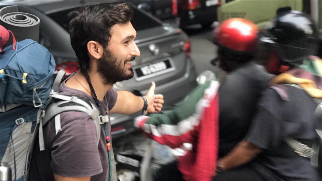 Bileklik satarak dünyayı geziyor