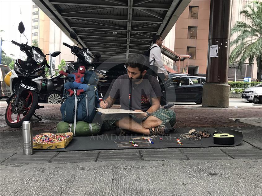 Bileklik satarak dünyayı geziyor