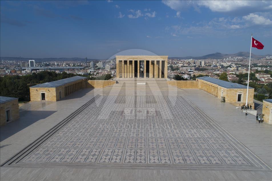 Bayrağın gönderden hiç inmediği yer: Anıtkabir