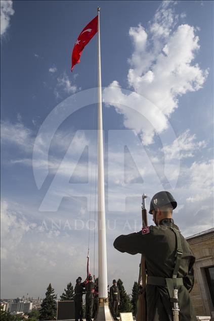 Bayrağın gönderden hiç inmediği yer: Anıtkabir