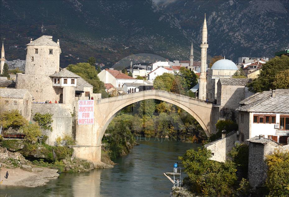 Tarihi Mostar Köprüsü'nde anma töreni