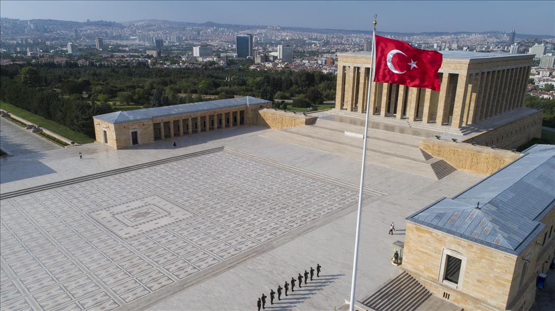 Bayrağın gönderden hiç inmediği yer: Anıtkabir