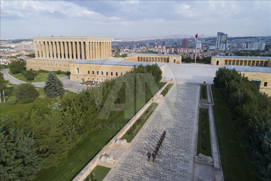 Bayrağın gönderden hiç inmediği yer: Anıtkabir