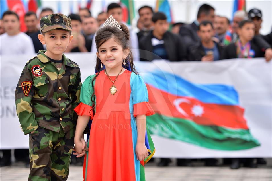 В Азербайджане прошло шествие в честь Дня госфлага 

