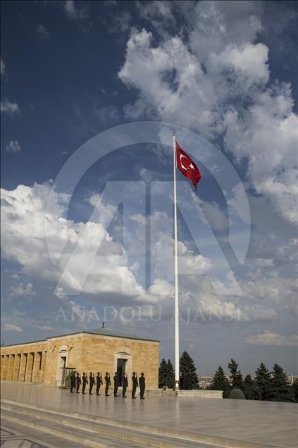 Bayrağın gönderden hiç inmediği yer: Anıtkabir
