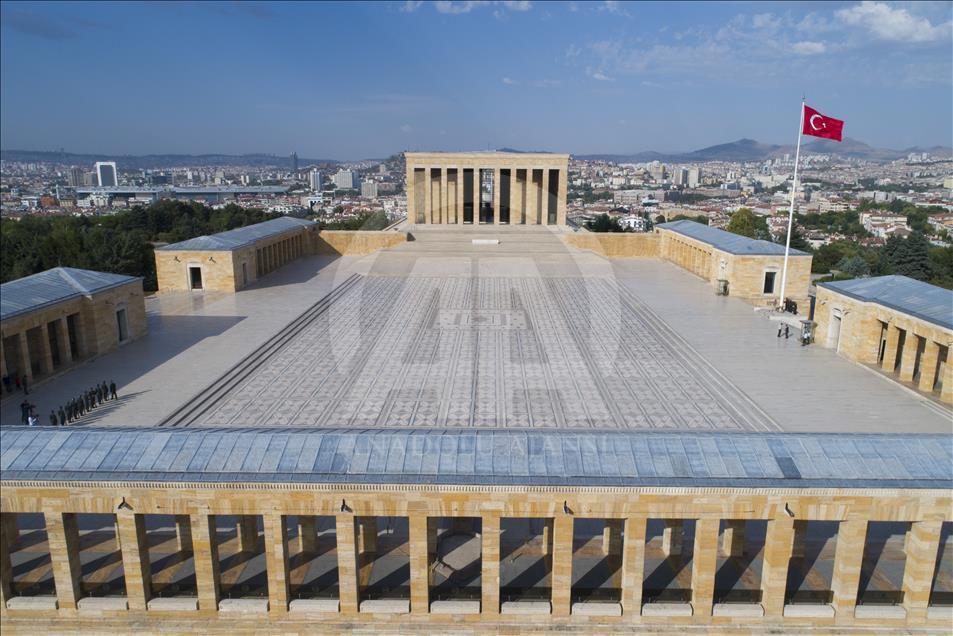 Bayrağın gönderden hiç inmediği yer: Anıtkabir