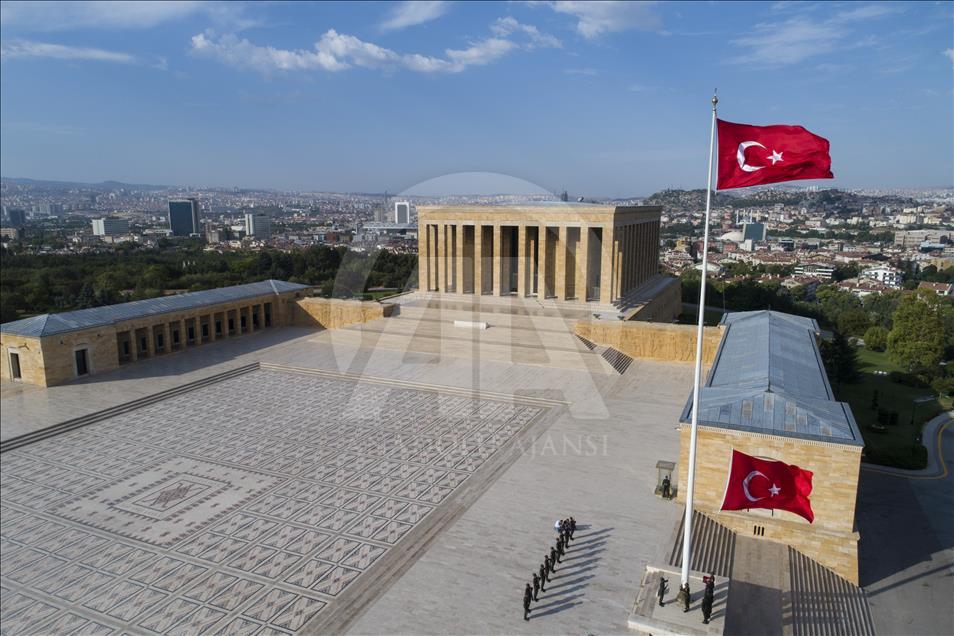 Bayrağın gönderden hiç inmediği yer: Anıtkabir