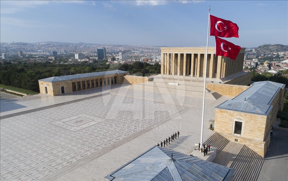 Bayrağın gönderden hiç inmediği yer: Anıtkabir