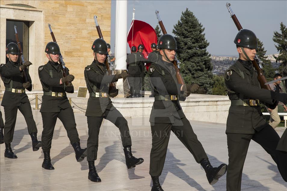 Bayrağın gönderden hiç inmediği yer: Anıtkabir