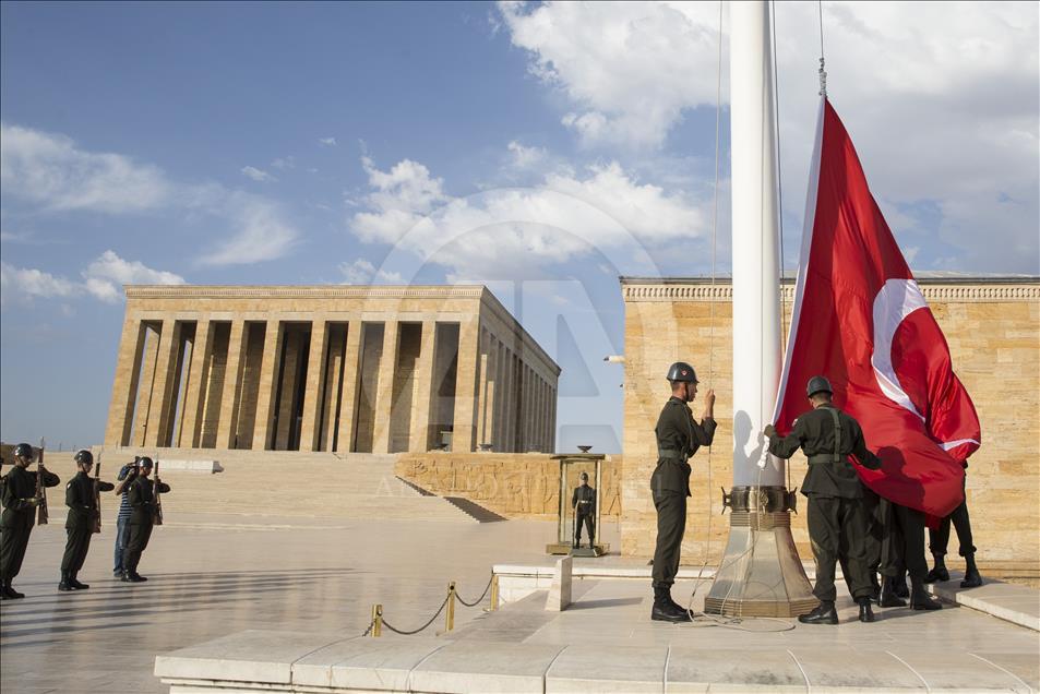 Bayrağın gönderden hiç inmediği yer: Anıtkabir