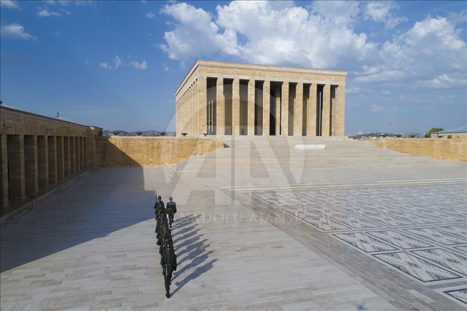 Bayrağın gönderden hiç inmediği yer: Anıtkabir