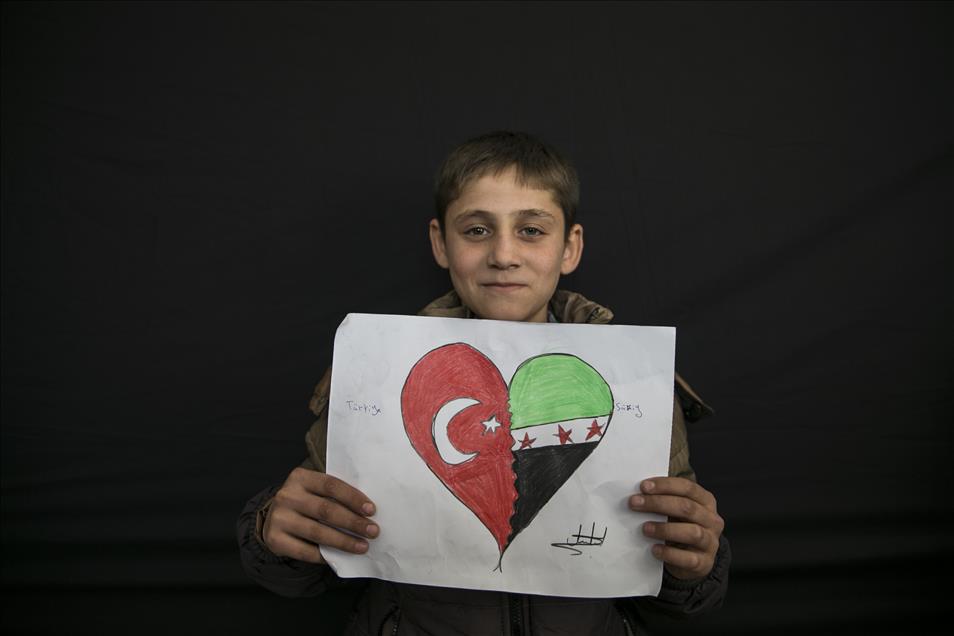 Suriyeli çocuklar Türkiye sevgilerini resmetti
