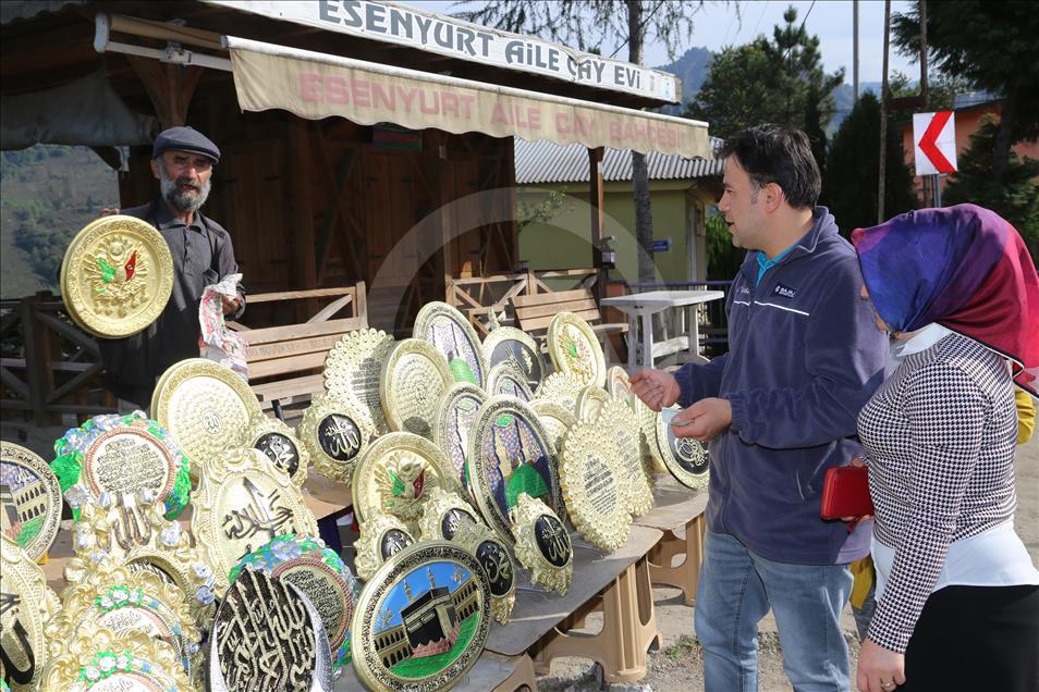 Depremde iş yeri yıkıldı sanatını memleketinde icra ediyor