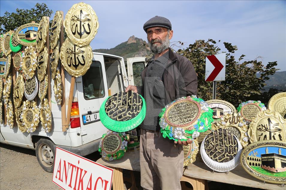 Depremde iş yeri yıkıldı sanatını memleketinde icra ediyor