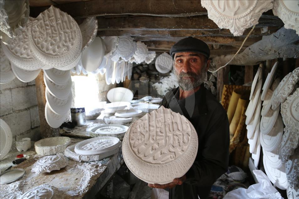 Depremde iş yeri yıkıldı sanatını memleketinde icra ediyor