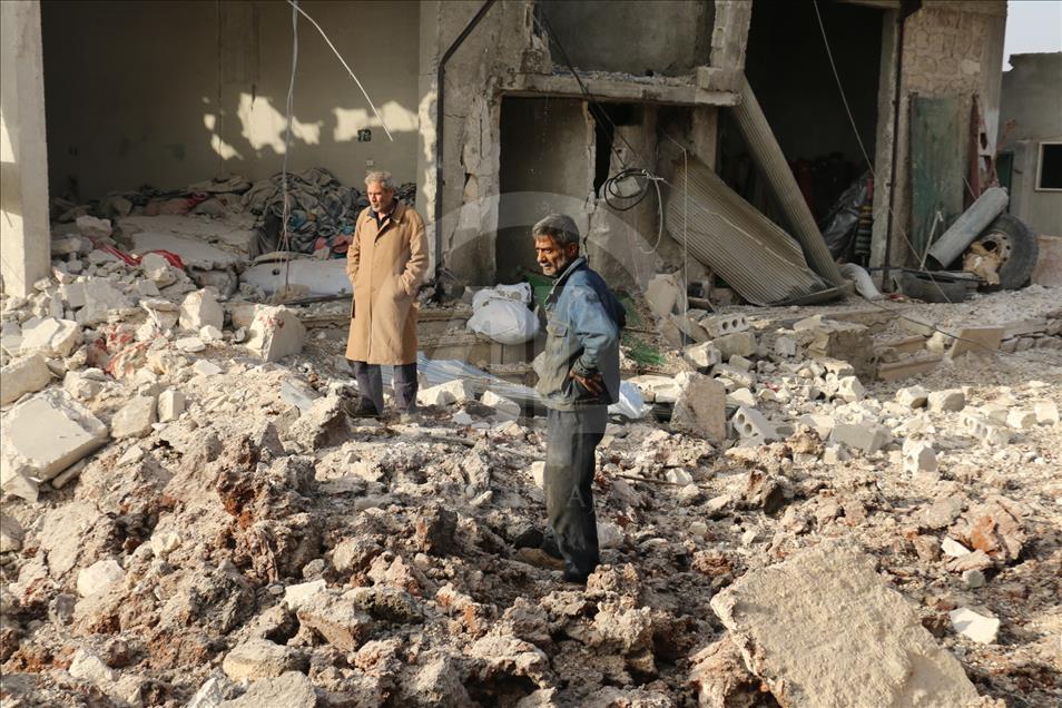 Halep'te pazar yerine hava saldırısı: 10 ölü