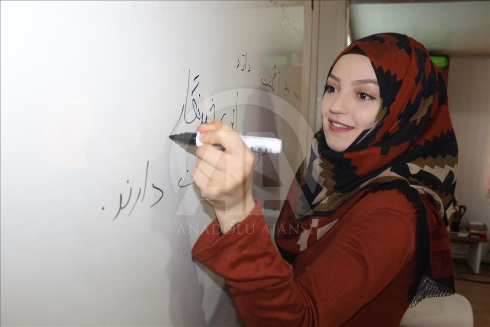 مغازه‌داران استان وان ترکیه زبان فارسی می‌آموزند