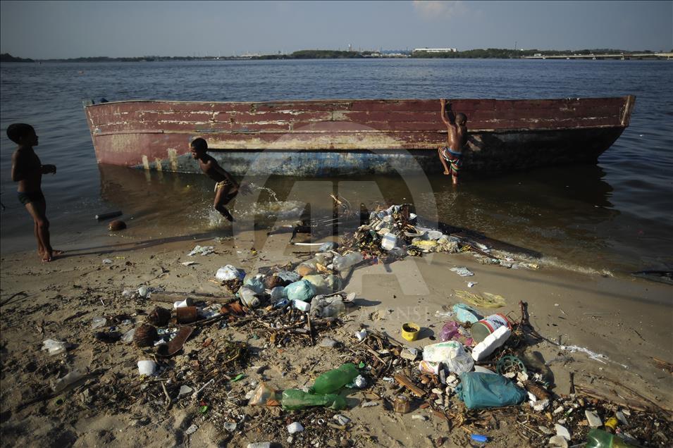 Rio de Janeiro'da kurbağa avlayan çocuklar