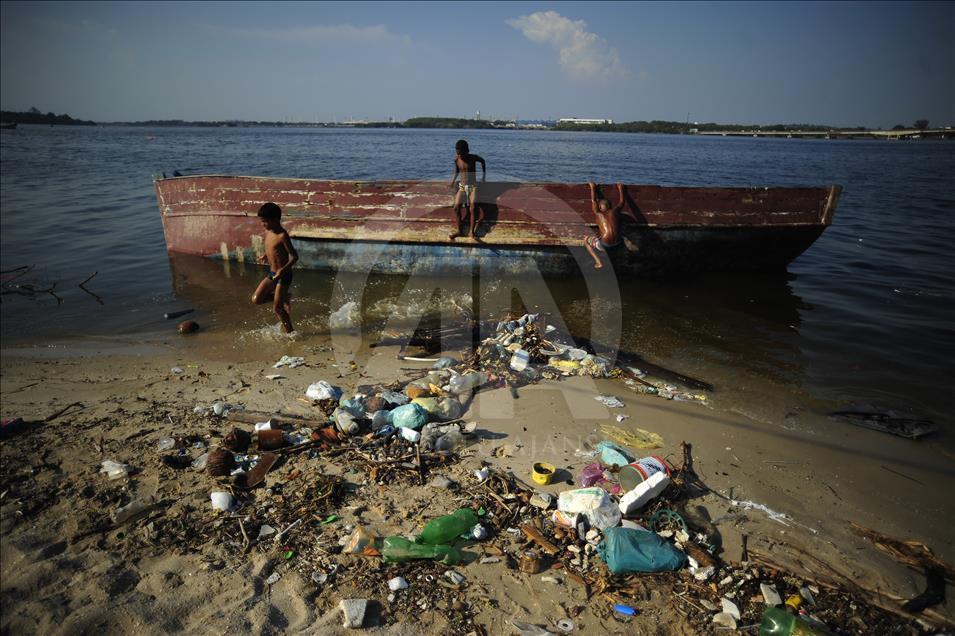 Rio de Janeiro'da kurbağa avlayan çocuklar