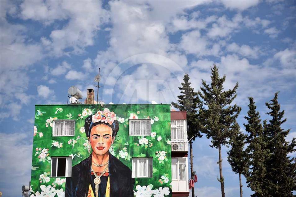 Obras de arte famosas se toman las paredes de Mersin, Turquía