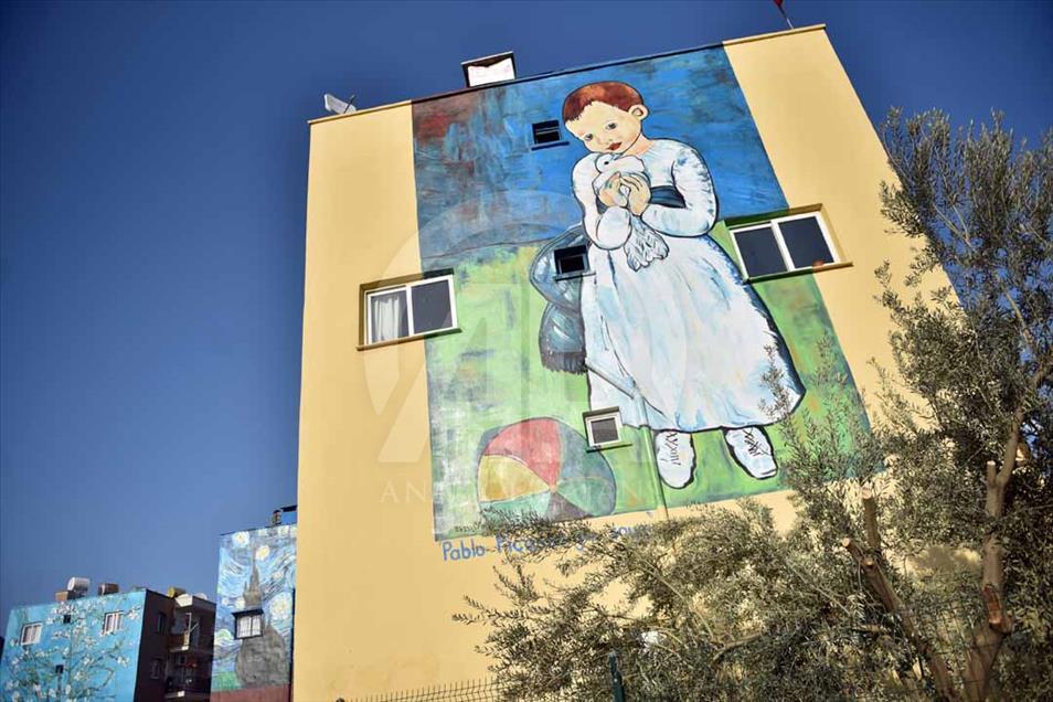 Obras de arte famosas se toman las paredes de Mersin, Turquía